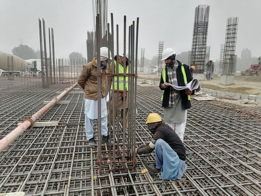 Kỹ sư giám sát thép sàn móng công trình xây dựng