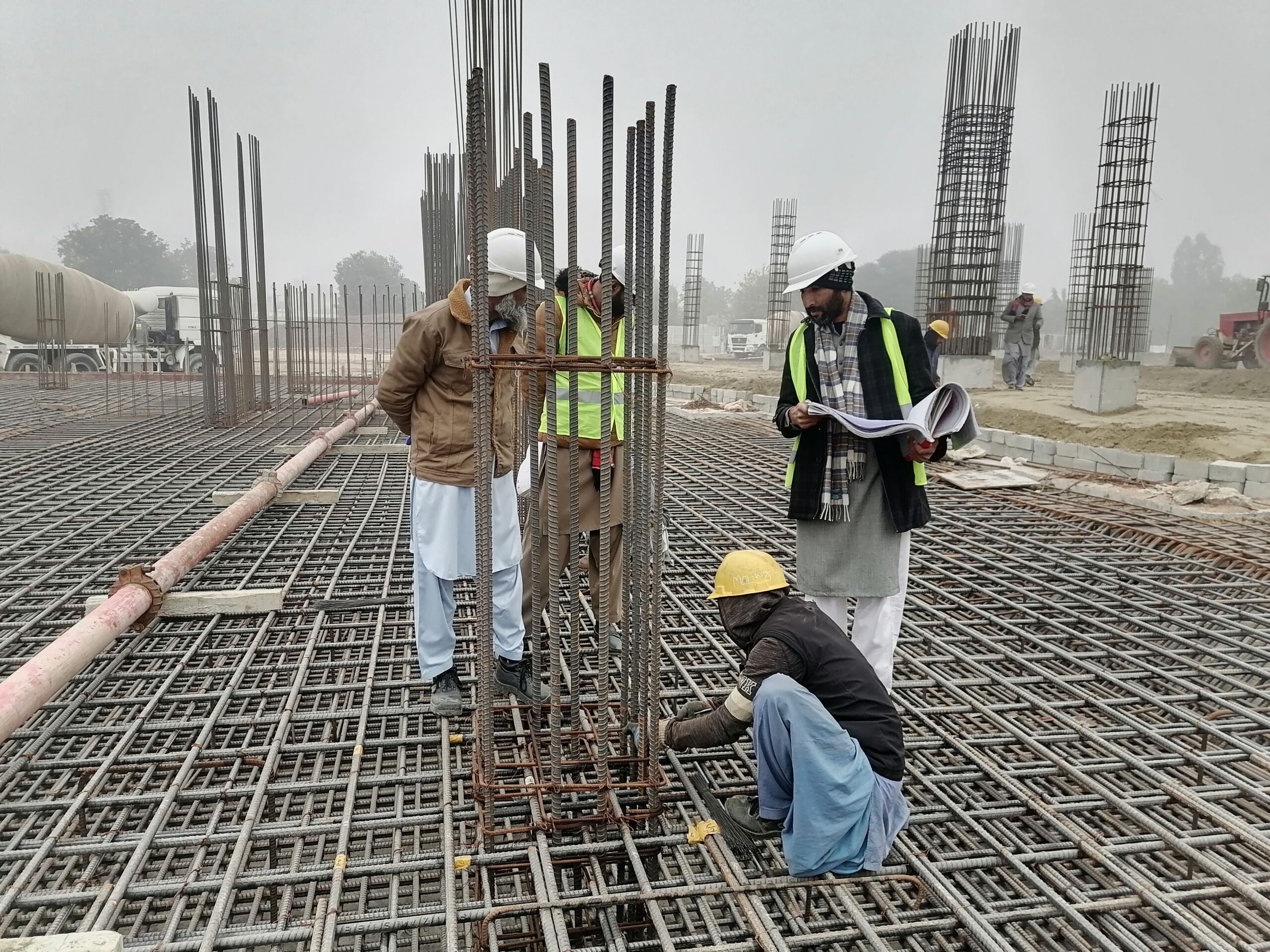 Kỹ sư giám sát thép sàn móng công trình xây dựng